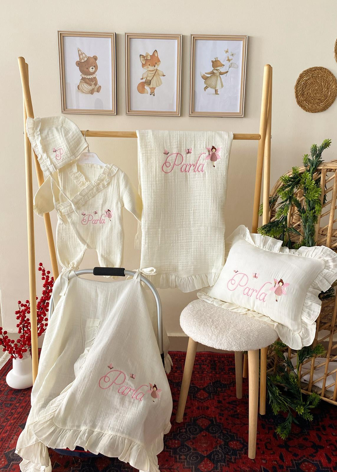 İsimli Müslin Hastane Çıkışı Seti – Kız Bebek (Tulum, Bonet, Battaniye, Puset Örtüsü, Yastık)