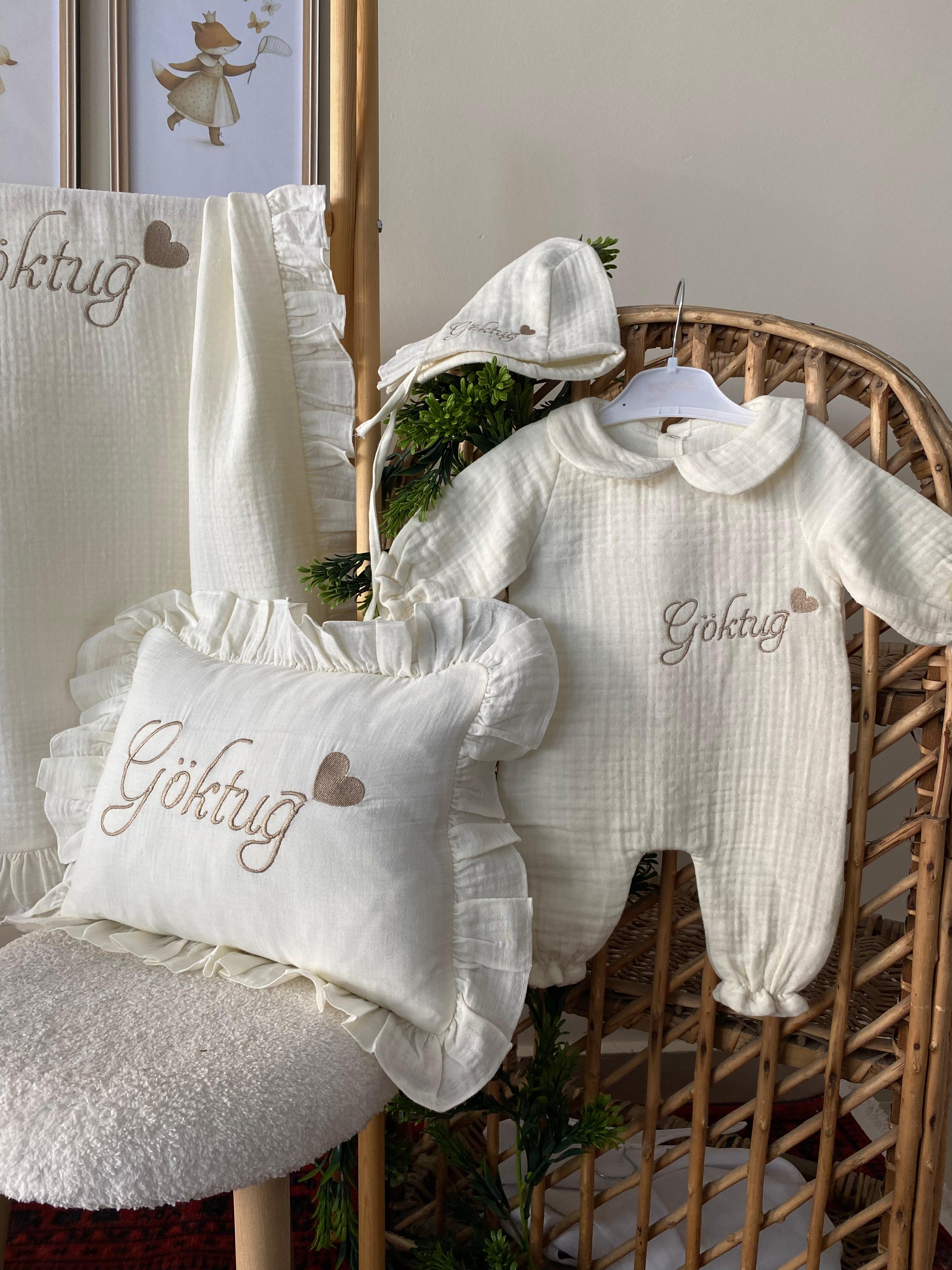 İsimli Müslin Hastane Çıkışı Seti (Tulum, Alt–Üst Takım, 2 Bonet, Battaniye, Puset Örtüsü, Yastık)