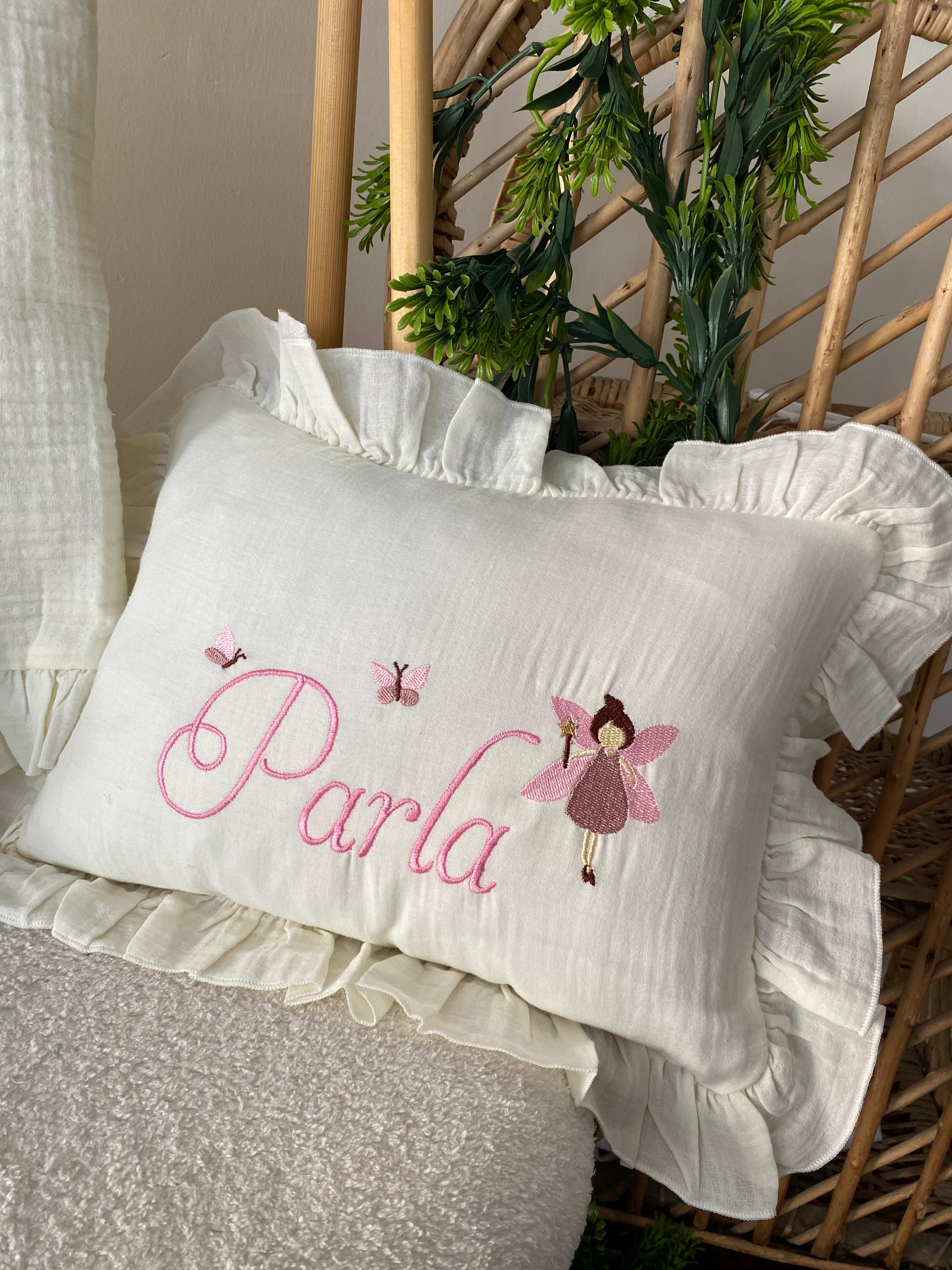 İsimli Müslin Hastane Çıkışı Seti – Kız Bebek (Tulum, Bonet, Battaniye, Puset Örtüsü, Yastık)