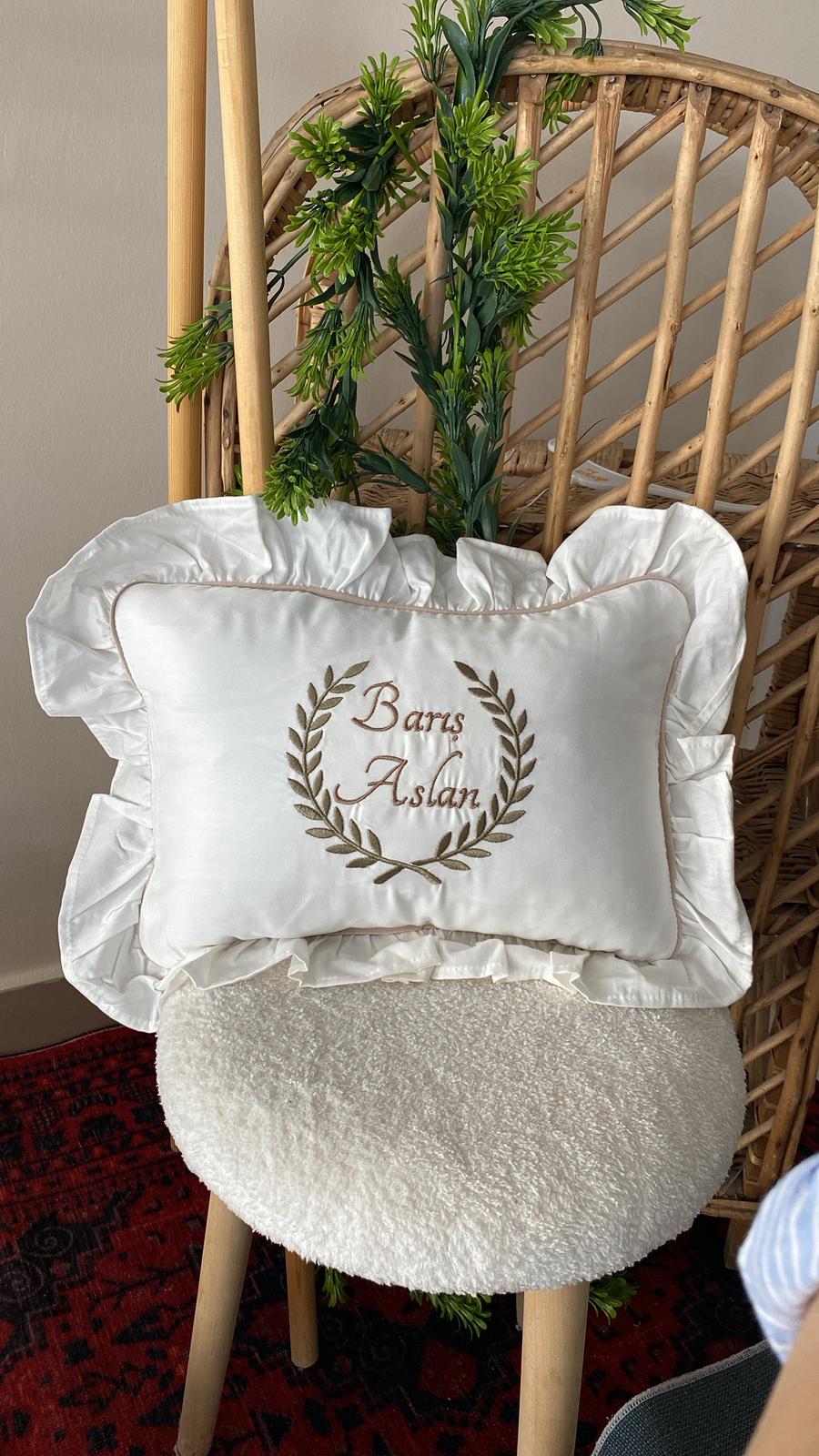 İsimli Bej Biyeli Pamuk Saten Bebek Yastığı