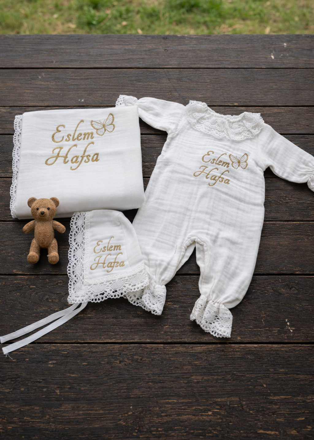 Kelebek İşlemeli Gold Müslin Set