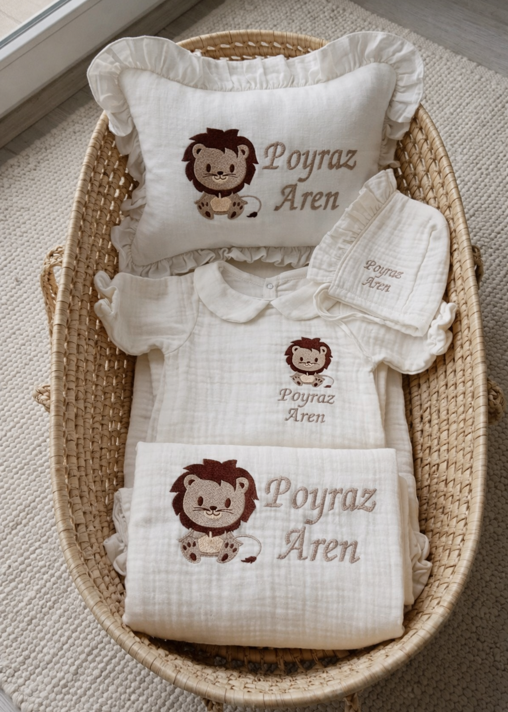 Aslan İşlemeli Müslin Hastane Çıkışı