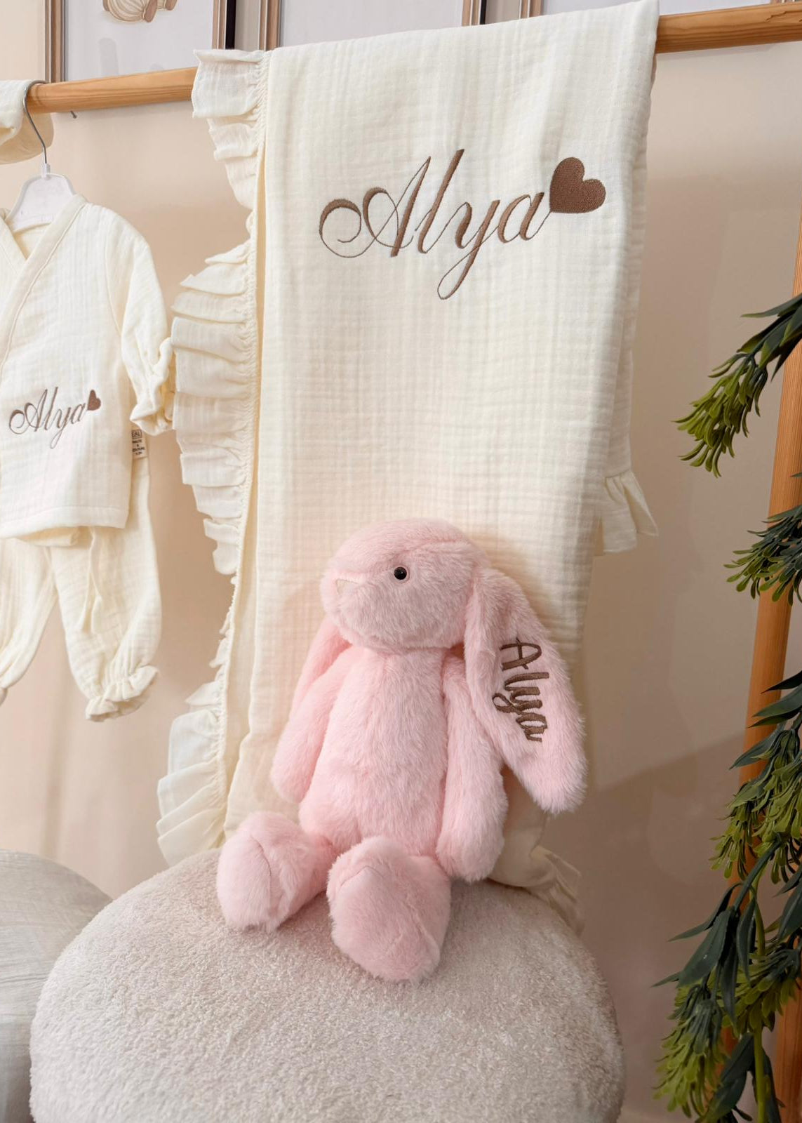 Yeni Doğan Hediye Seti (Müslin Set + Nakışlı Uyku Arkadaşı)