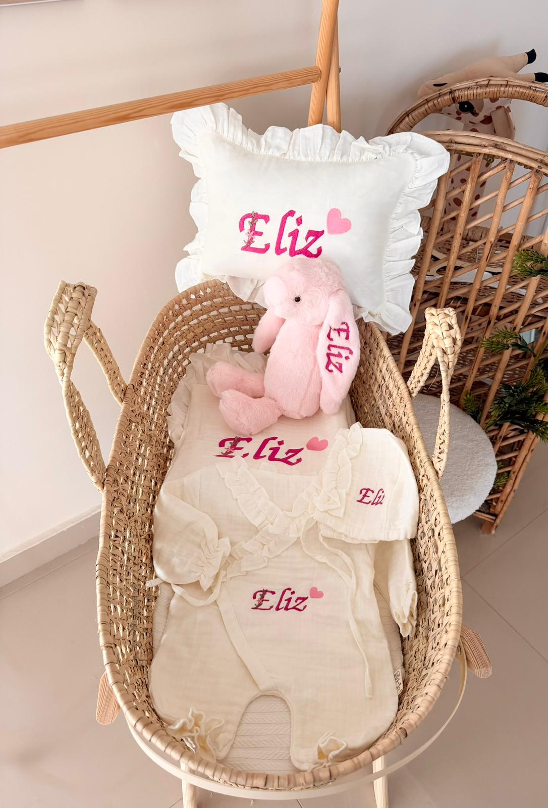 İsme Özel Müslin Bebek Seti (Tulum + Bone + Battaniye + Yastık + 37 cm Peluş Tavşan)