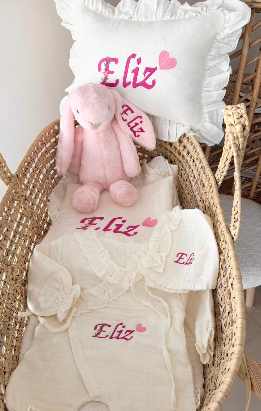 İsme Özel Müslin Bebek Seti (Tulum + Bone + Battaniye + Yastık + 37 cm Peluş Tavşan)