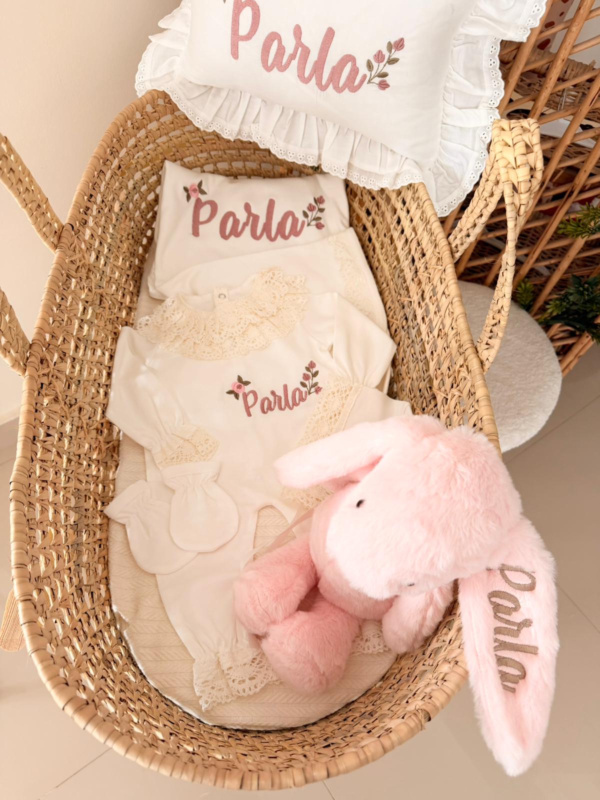 Dantelli Yenidoğan Seti (Tulum + Battaniye + Yastık + Peluş Tavşan)